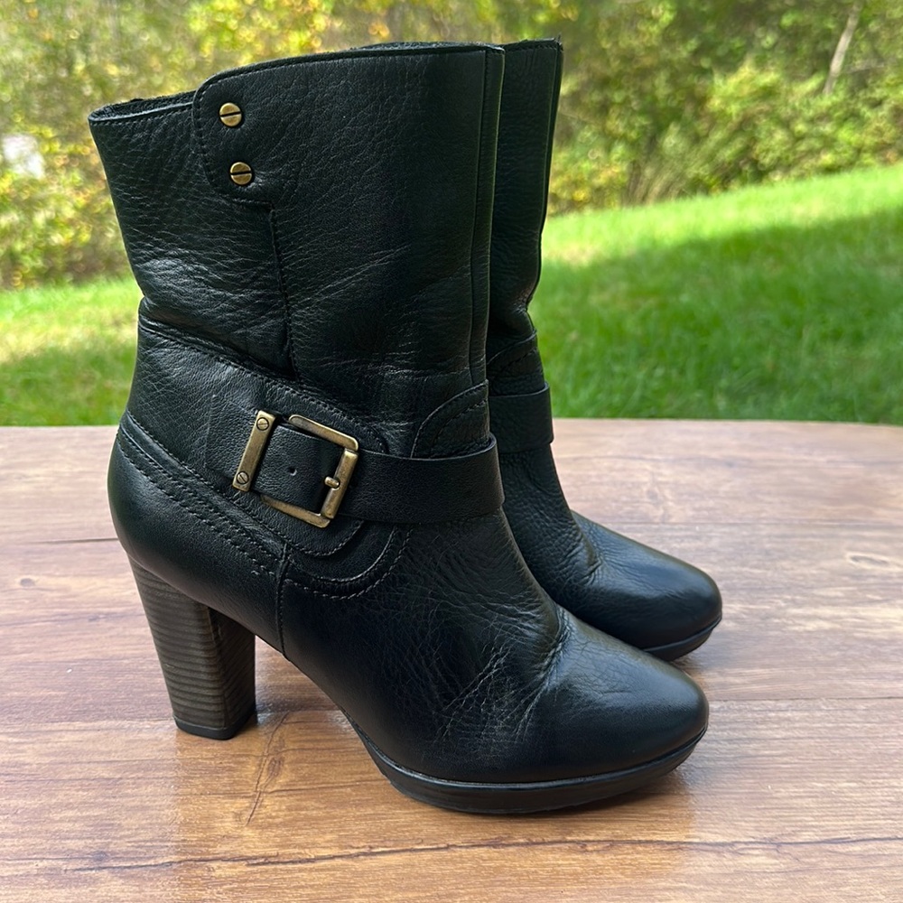 Clarks Indigo Black Leather Stacked Heel Lida Sayer women’s Booties, Size 7 M.